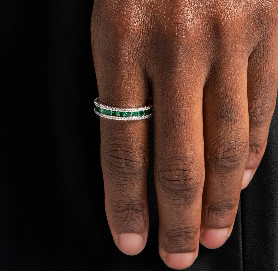 Bague Argentée et Verte à Plusieurs Rangs